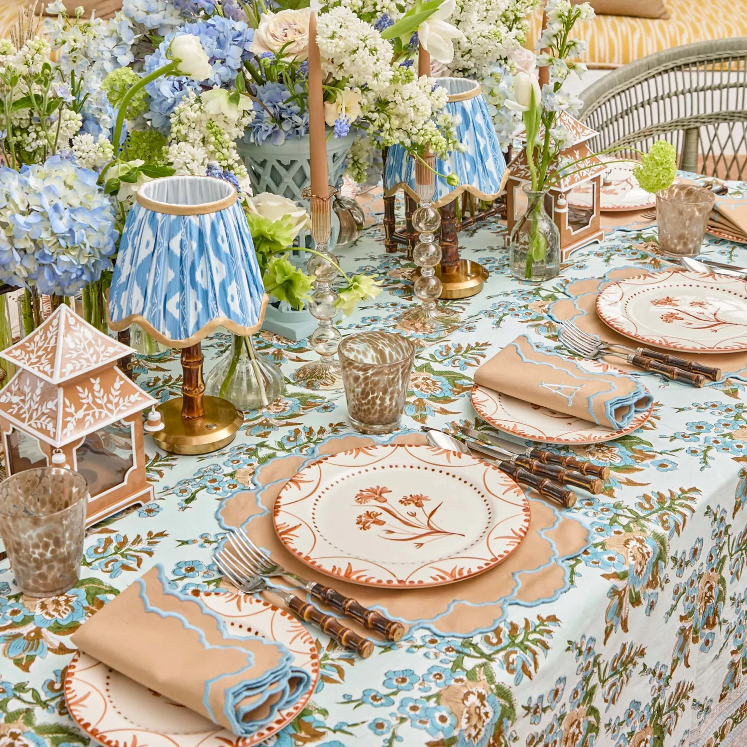 Mrs. Alice Lily Sand & Blue Placemats & Napkins (Set of 4)< Summer Table Linen | Table Linen Sets
