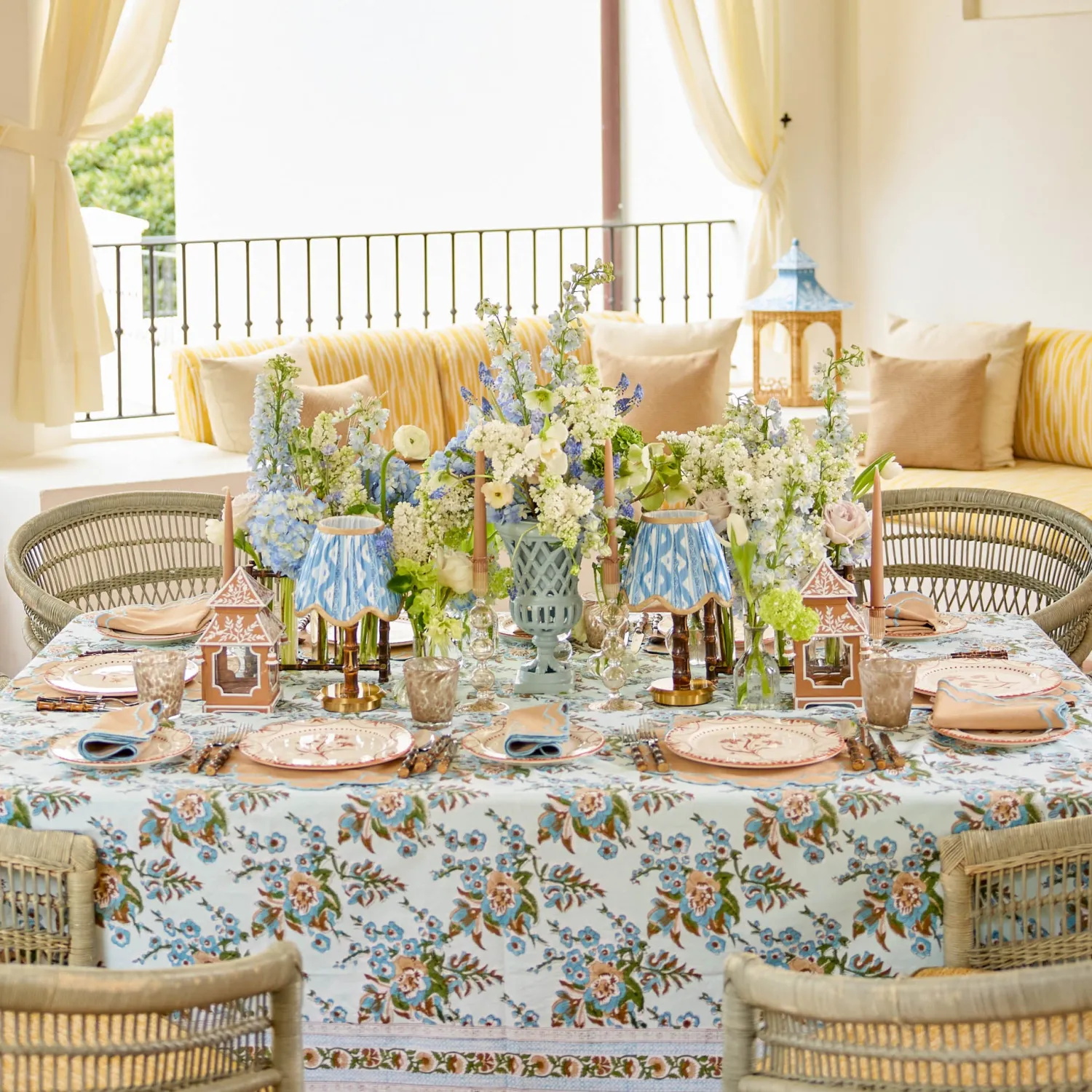 Mrs. Alice Lily Sand & Blue Placemats & Napkins (Set of 4)< Summer Table Linen | Table Linen Sets