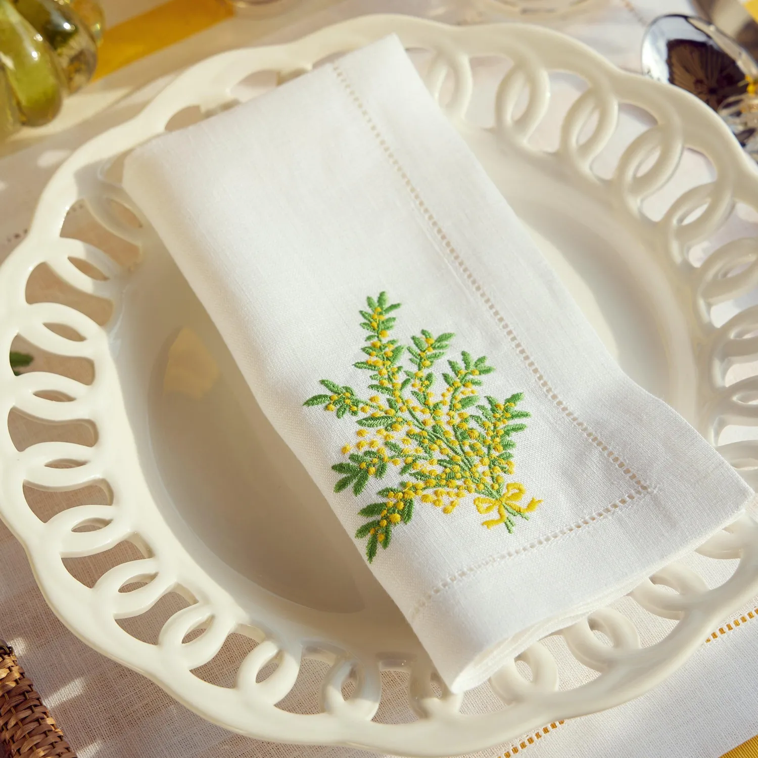 Mrs. Alice Mimosa White Linen Napkins (Set of 4)< Napkins