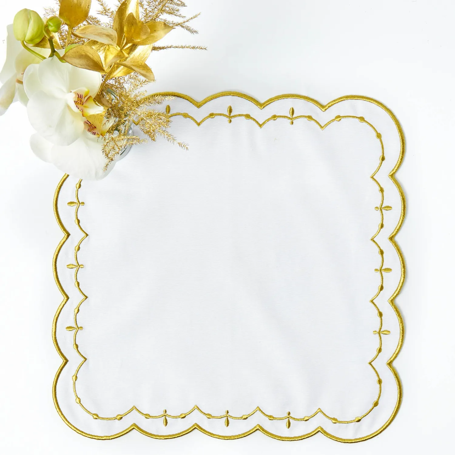 Mrs. Alice Olivia White & Gold Placemats & Napkins (Set of 4)< Table Linen Sets | Mrs. Alice Monogram
