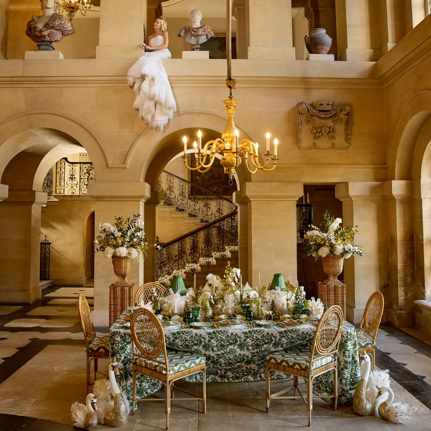 Mrs. Alice Olivia White & Gold Placemats & Napkins (Set of 4)< Table Linen Sets | Mrs. Alice Monogram