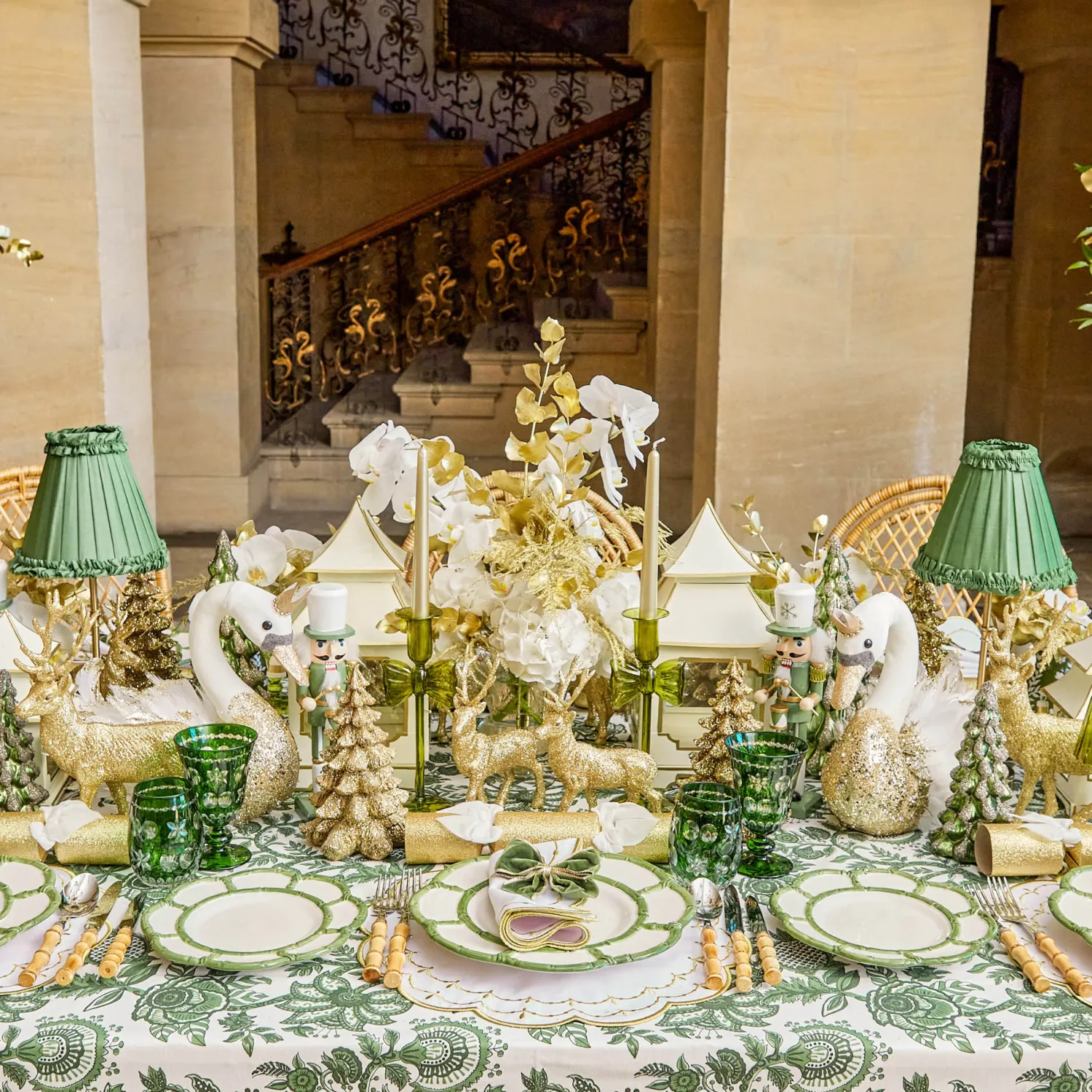 Mrs. Alice Olivia White & Gold Placemats & Napkins (Set of 4)< Table Linen Sets | Mrs. Alice Monogram