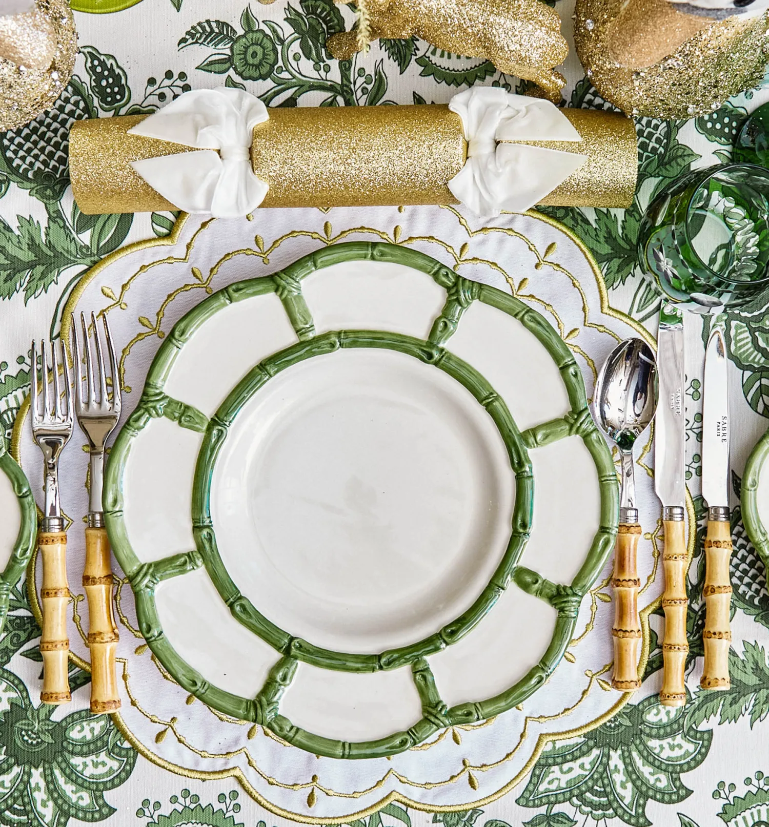 Mrs. Alice Olivia White & Gold Placemats & Napkins (Set of 4)< Table Linen Sets | Mrs. Alice Monogram