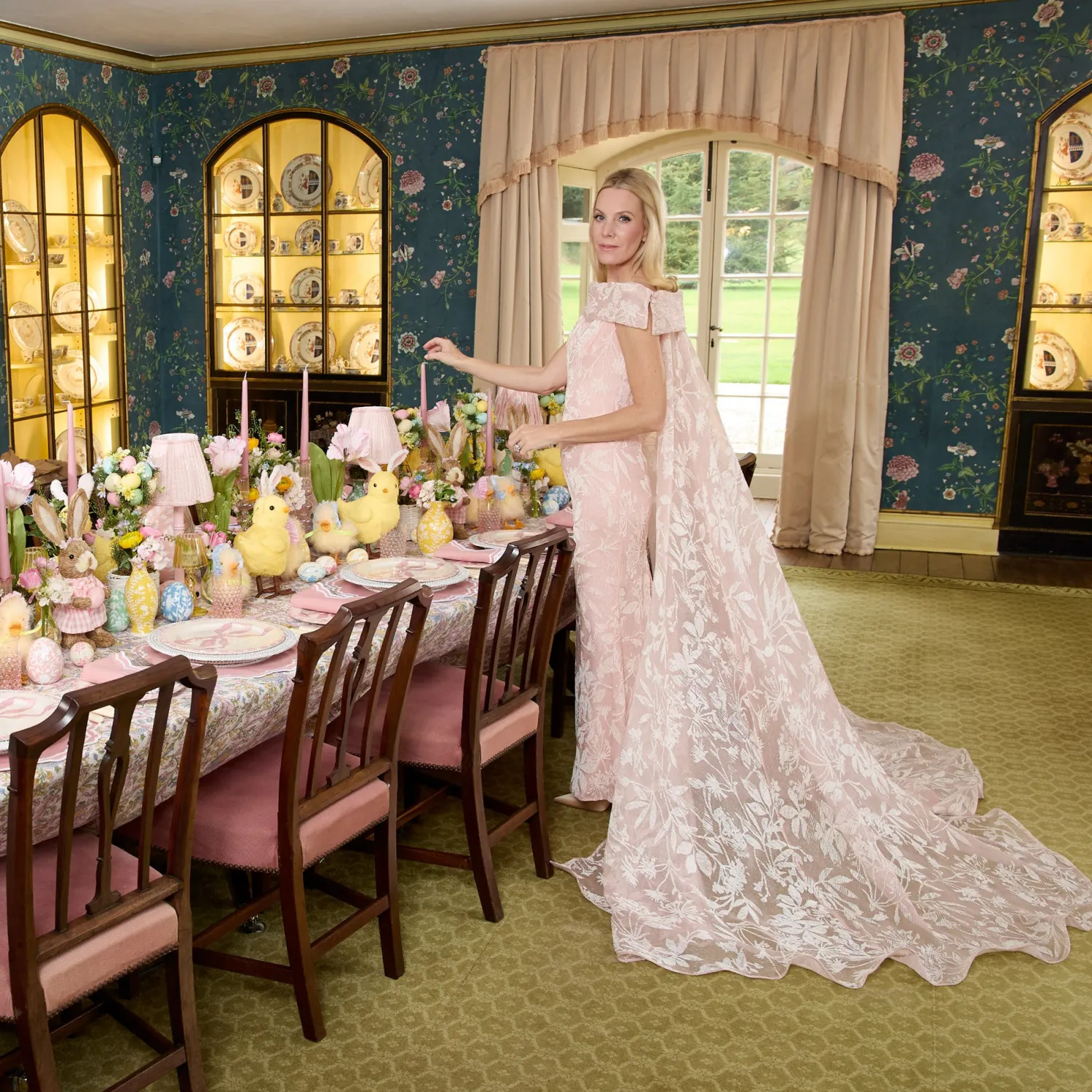 Mrs. Alice Pink Leonora Lacquer Rechargeable Lamp with Pink Lotus Shade (18cm)< Rechargeable Table Lamps | For The Millenial