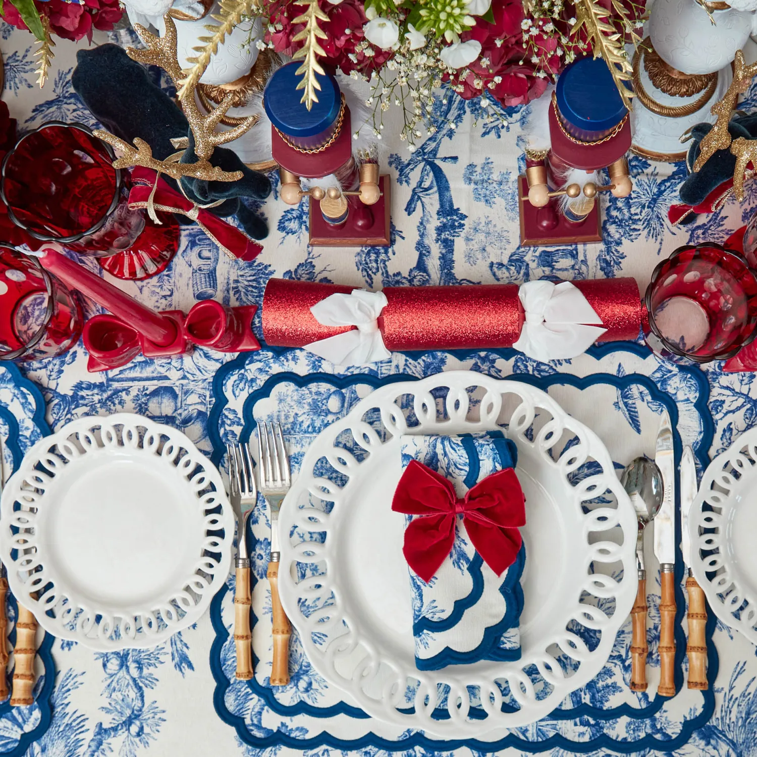 Mrs. Alice Red Glitter Crackers With White Velvet Bows (Set of 6)< Christmas Decorations