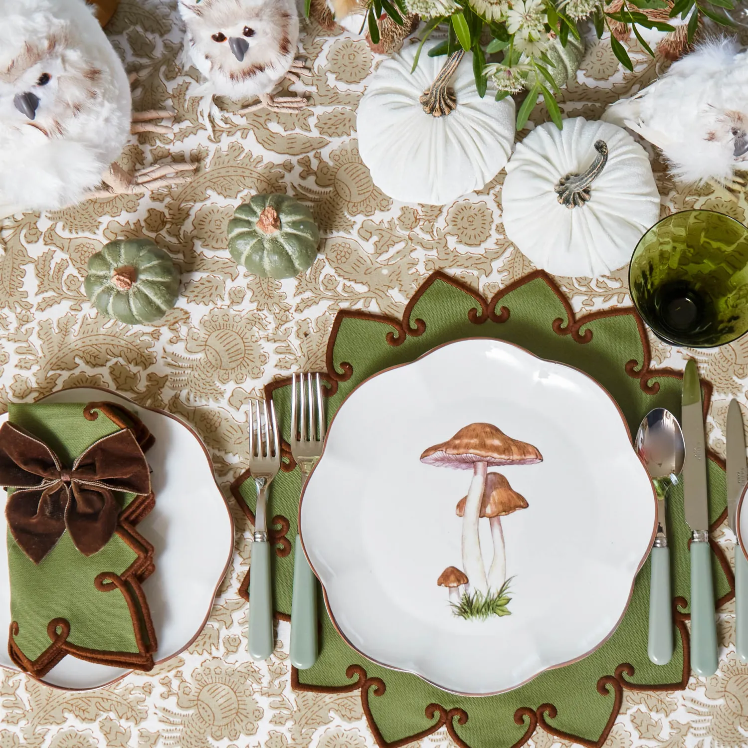 Mrs. Alice Scalloped Mushroom Dinner Plate< Dinner Plates