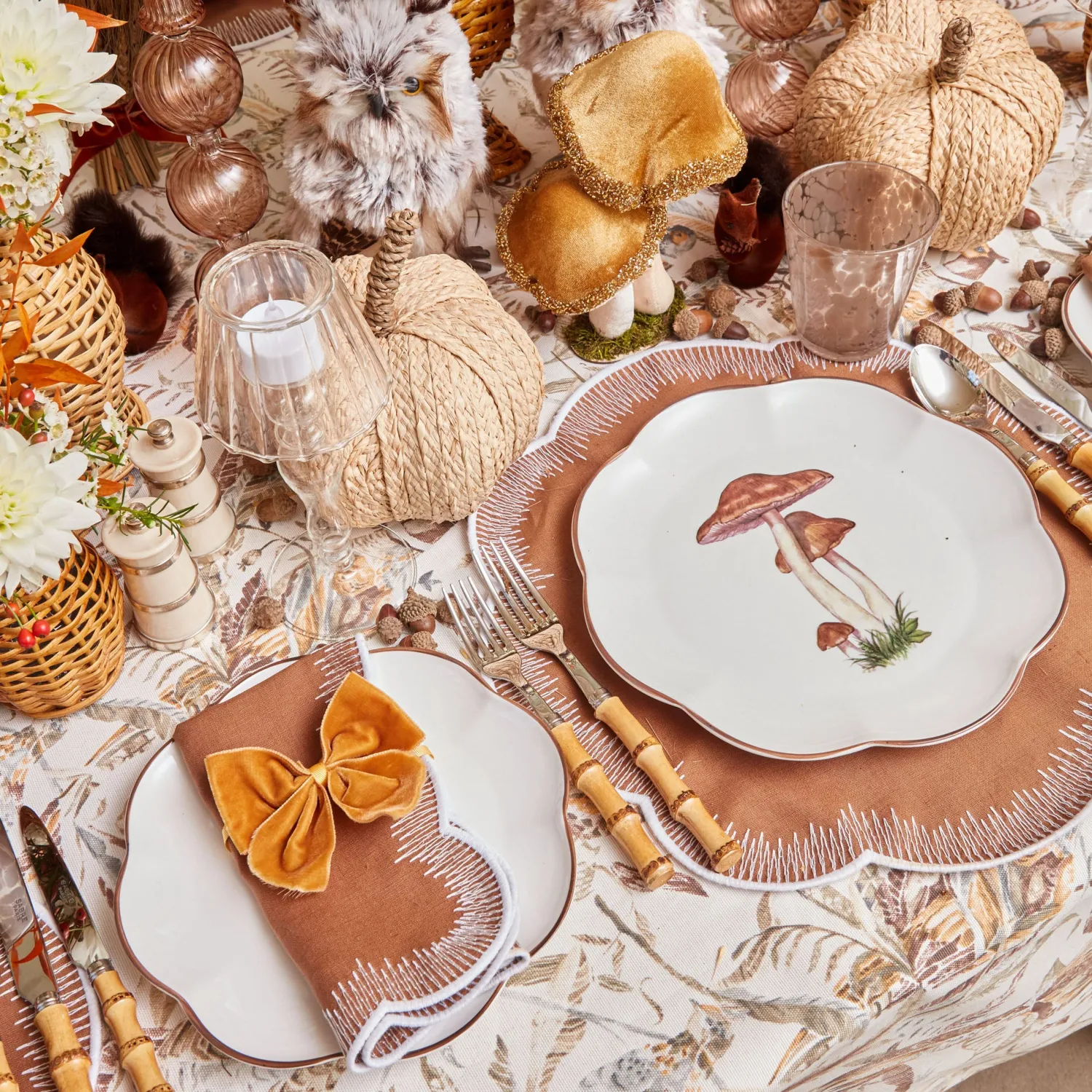 Mrs. Alice Scalloped Mushroom Dinner Plate< Dinner Plates