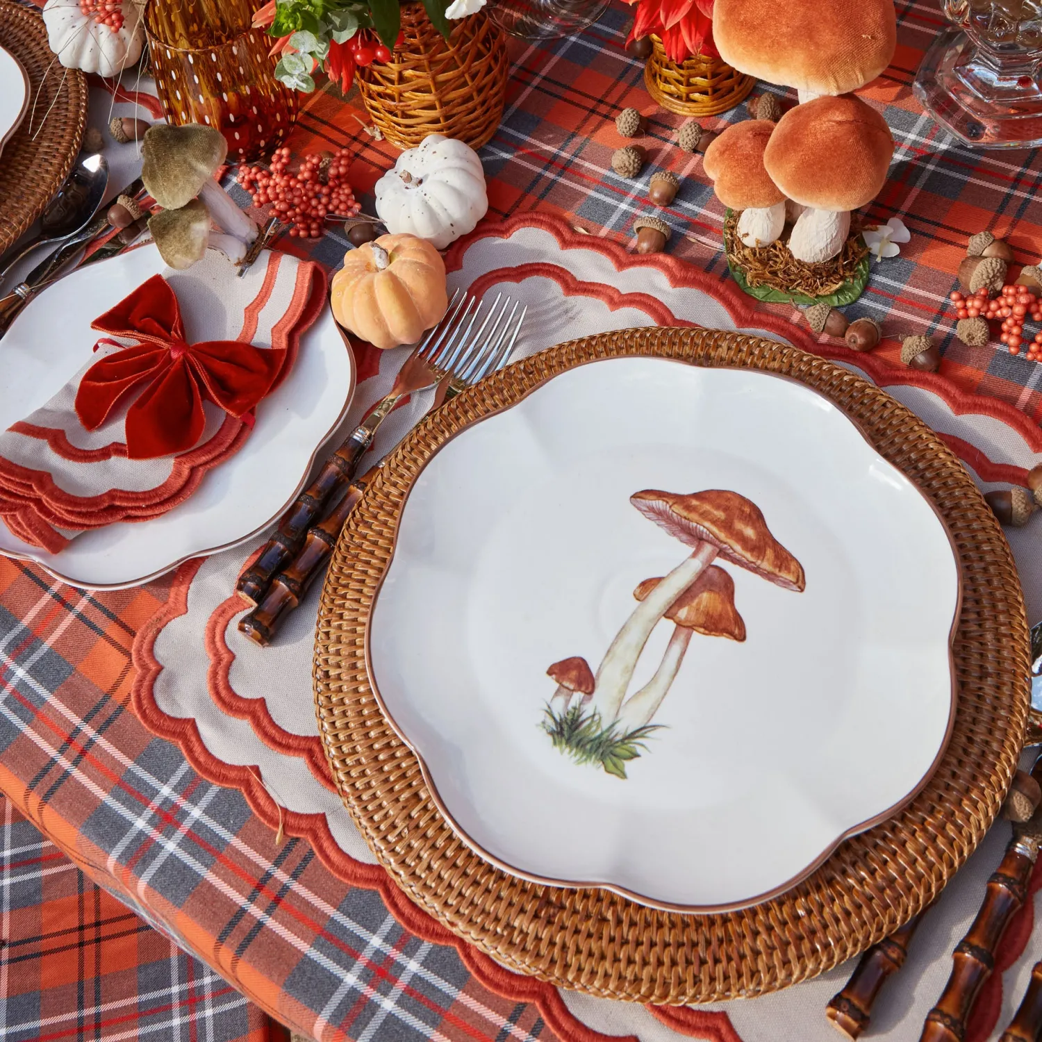 Mrs. Alice Scalloped Mushroom Dinner Plate< Dinner Plates