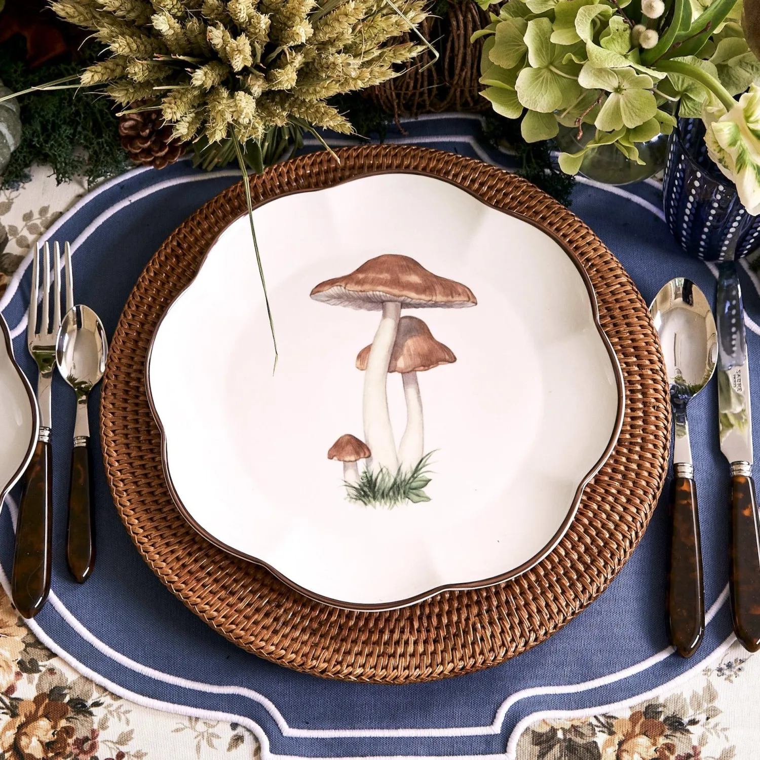 Mrs. Alice Scalloped Mushroom Dinner Plates (Set of 4)< Dinner Plates | Crockery Sets