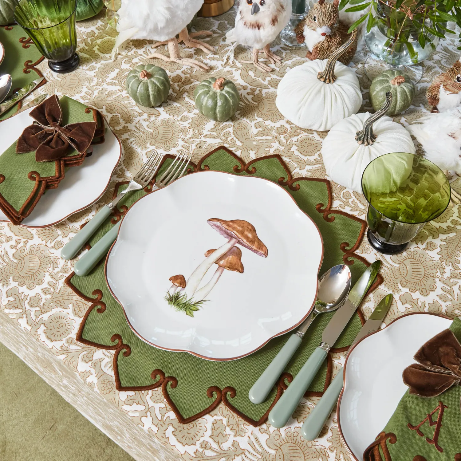 Mrs. Alice Scalloped Mushroom Dinner Plate< Dinner Plates